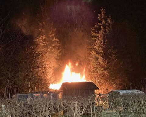 Brennende Gartenhütte in Lippstadt, Polizei ermittelt, Festnahme wegen Brandstiftung.