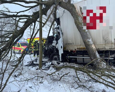 Lkw-Unfall auf winterglatter Straße, Feuerwehr befreit Fahrer, stark beschädigtes Fahrzeug, Rettungseinsatz.