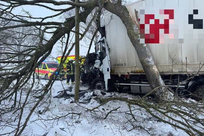 Lkw-Fahrer bei Unfall auf glatter Straße schwer verletzt