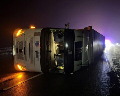 Lkw-Unfall auf A71: Umgekippt, Autobahn gesperrt, Bergungsarbeiten im Gange, keine Verletzten.