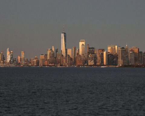 US-Präsident Trump kündigt Maduros Festnahme an, während New York City im Hintergrund zu sehen ist.