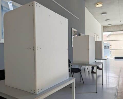 Wahllokal mit Wählern, Plakaten und Atmosphäre der Bürgerbeteiligung zur Oberbürgermeisterwahl in Schwerin.