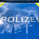 Polizei bei Razzia gegen Betrugsbande, die ältere Menschen um Millionen betrogen hat.