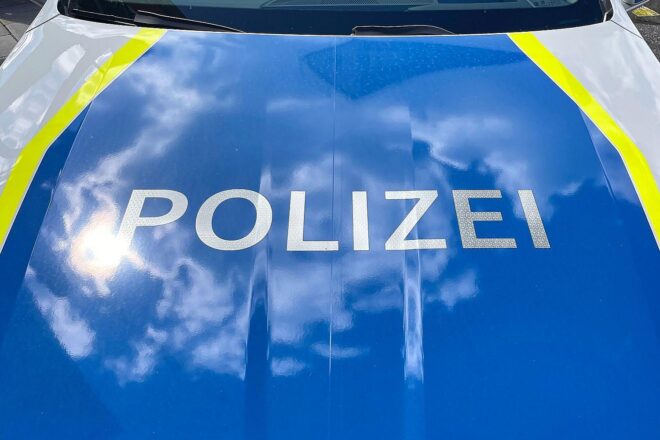 Flucht mit Drogen im Auto endet nach Verfolgung in Berlin-Mitte mit Unfall