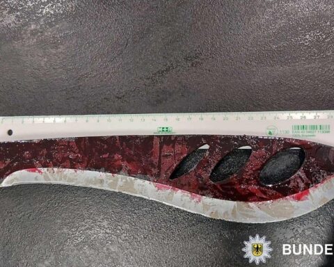 Mann mit Machete im ICE festgenommen, Bundespolizei im Kölner Hauptbahnhof im Einsatz.