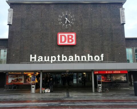 Ein Duisburger Hauptbahnhof: Polizei und Rettungskräfte nach tödlichem Vorfall am Wartehäuschen.