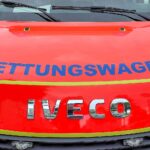 Rettungswagen am Einsatzort, Feuerwehrmann verletzt sich in heißem Wasserfall, dramatische Rettungssituation.