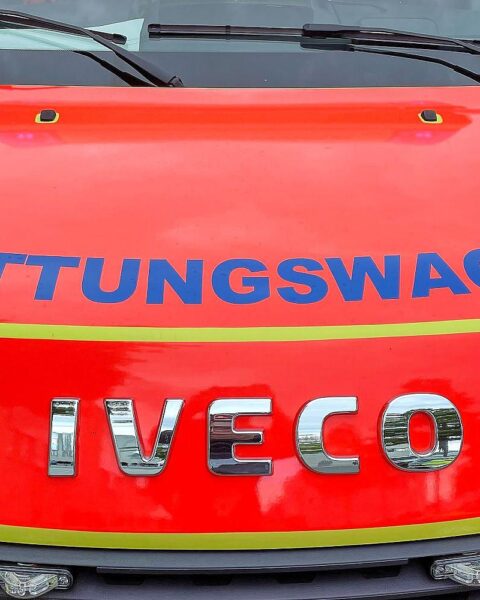 Zwei Rettungswagen an Unfallstelle, Feuerwehr sichert die Lage, verletzte Personen werden versorgt.