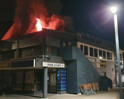 Dachstuhlbrand in Mengen: Feuerwehr kämpft gegen Flammen, viele Einsatzkräfte vor Ort.