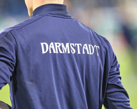 Matthias Neumann in Darmstadts Trikots, symbolisch für seine Rückkehr und neue Verantwortung.