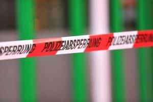 Polizeiabsperrung an Unfallstelle, winterliche Bedingungen, beschädigte Fahrzeuge, Sicherheitsmaßnahmen.