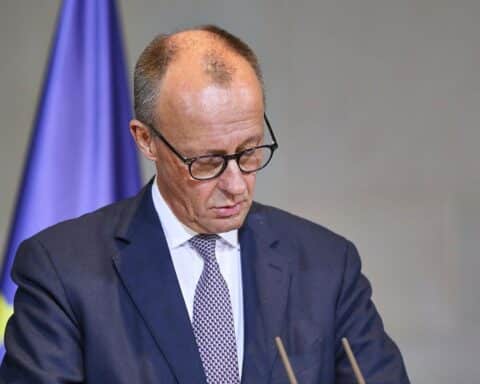 Friedrich Merz sendet Kondolenztelegramm nach Brandkatastrophe in Crans-Montana. Traurige, emotionale Konsequenzen.