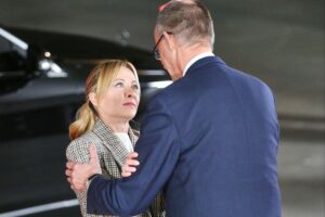 Giorgia Meloni und Friedrich Merz bei Pressekonferenz zu deutsch-italienischer Zusammenarbeit und Migration.