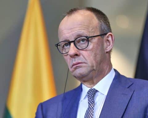 Friedrich Merz bei diplomatischen Gesprächen über Menschenrechte in den Golf-Staaten.