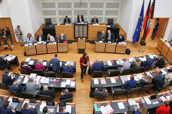 Minister bringt Staatsvertrag für Bürokratieabbau in Landtag ein