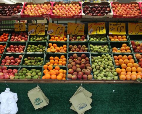 Ein bunter Obststand mit regionalen Äpfeln, Birnen und Kirschen aus Streuobstwiesen.
