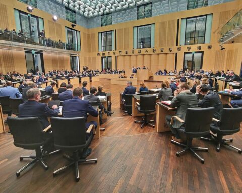 Bundesratssitzung: Ministerpräsident Schulze fordert schnellere Genehmigungen für Infrastrukturprojekte in Deutschland.