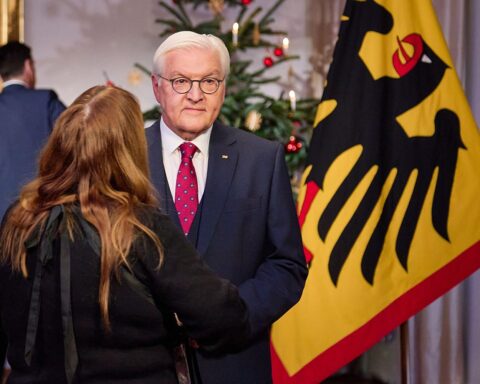 Frank-Walter Steinmeier feiert 70. Geburtstag, umgeben von Symbolen der Demokratie und europäischer Einheit.