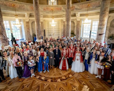 Ministerpräsident Rhein empfängt Fastnachtsvereine im Schloss Biebrich zur Würdigung ehrenamtlicher Tradition.
