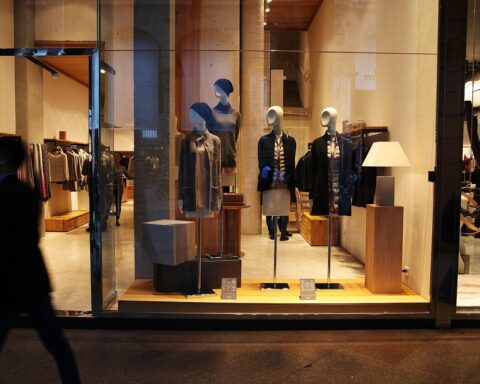 Ein Modegeschäft mit verschiedenen Textilien und einem Fokus auf nachhaltige Herstellungsverfahren.