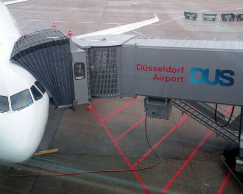 Polizeibeamte am Flughafen Düsseldorf, festgenommener Verdächtiger, europäischer Haftbefehl, Aufregung am Terminal.