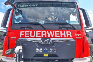 Brand von Mülltonnen und Übergreifen der Flammen auf Garage und Carport in Weddel.
