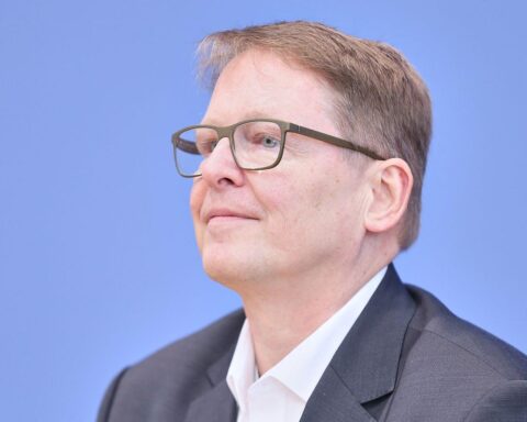 Jörg-Andreas Krüger diskutiert Zivildienst und Naturschutz in Berlin, betont ökologische Resilienz.