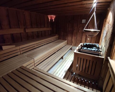 Sauna-Umgebung mit Fokus auf Privatsphäre und Sicherheit für Besucher, insbesondere Frauen.