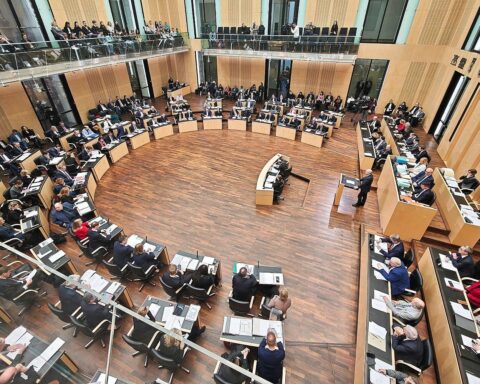 Sitzung des Bundesrates: Ministerin Wahlmann diskutiert über schnellere sozialgerichtliche Verfahren für Bürgerrechte.
