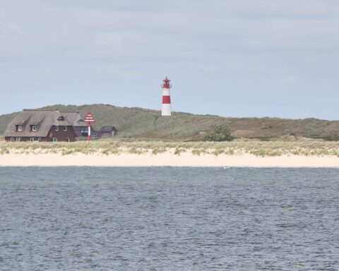 Leuchtturm an der Nordsee, Symbol für Temperaturrekorde und Klimawandel in 2025.