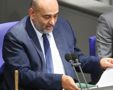 Omid Nouripour äußert sich besorgt über die politische Situation im Iran. Proteste zunehmen.