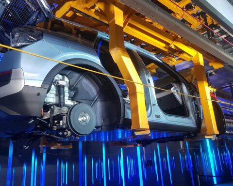 Kritik an AfD-Vorschlägen zur Autoindustrie in Baden-Württemberg, symbolisiert durch eine Automobilproduktion.