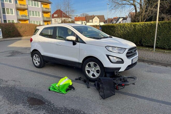 Pedelecfahrerin rettet sich mit Sprung vor abbiegendem Auto in Bielefeld