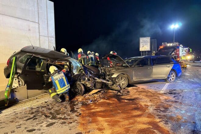 Person nach Frontalzusammenstoß auf B33 bei Allensbach eingeklemmt