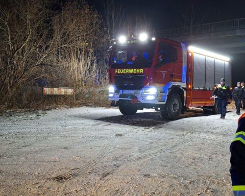 Einsatzkräfte der Feuerwehr und Rettungsdienste an Gleisen nach tödlichem Zugunfall in Sottrum.