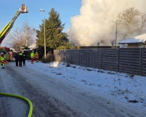 Brand eines Einfamilienhauses in Minden: Feuerwehr im Einsatz, tragische Situation, hohe Zerstörung.