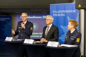 Polizisten präsentieren den neuen Taser 7 in Freiburg im Rahmen eines Testprojekts.