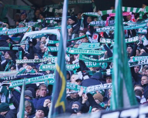 Weserstadion mit Fans, Verkehrschaos, Polizei, Herzschlag des Spiels, Aufmerksamkeit für Sicherheit.