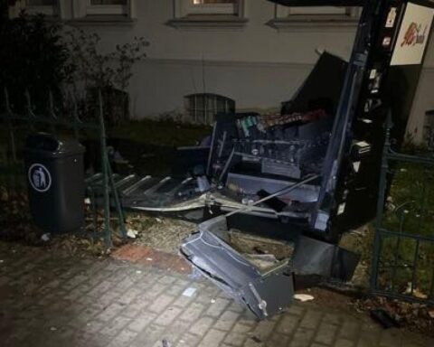 Gesprengter Snackautomat in Stadthagen, zerstört durch Silvesteraktionen, Polizei im Einsatz.