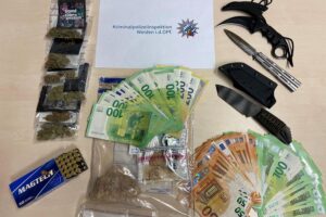 Drogen, Waffen und Bargeld: Bei Polizeiaktion in Tirschenreuth beschlagnahmte Gegenstände.