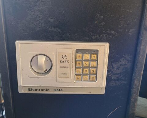 Ein unbeschädigter Tresor im Wald, gefunden von der Polizei in Oldenburg.