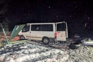 Ein weißer Transporter, Polizei vor Einsatzort, Drogenfund und Verfolgungsjagd.