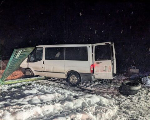 Ein weißer Transporter, Polizei vor Einsatzort, Drogenfund und Verfolgungsjagd.
