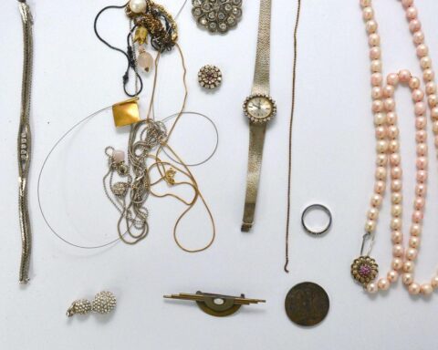 Rote Schmuckschatulle mit Schmuckstücken, Polizei sucht Eigentümer, möglicher Diebstahl.