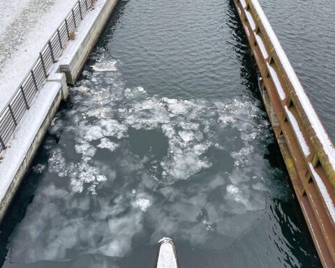 Eis auf Gewässern: Warnung vor gefährlichem Betreten; Lebensgefahr durch untragfähige Eisdecke.