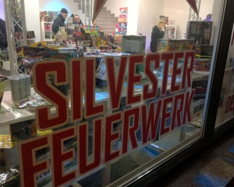 Verkauf von Silvester-Feuerwerk mit Polizei-Einsatz-Hintergrund, explosionsartige Stimmung, Sicherheitsmaßnahmen.