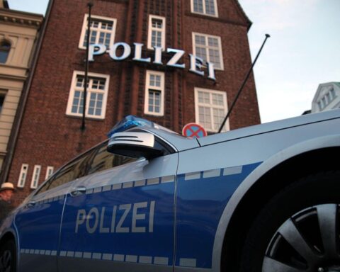 Polizeieinsatz in Leipzig an Silvester, Beamte, Pyrotechnik, brennende Garage, Zwischenfälle dokumentiert.