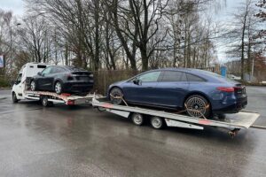 Überladener Autotransporter mit Tesla und Mercedes, Polizeiüberprüfung in Haan-Gruiten.