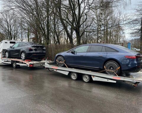 Überladener Autotransporter mit Tesla und Mercedes, Polizeiüberprüfung in Haan-Gruiten.
