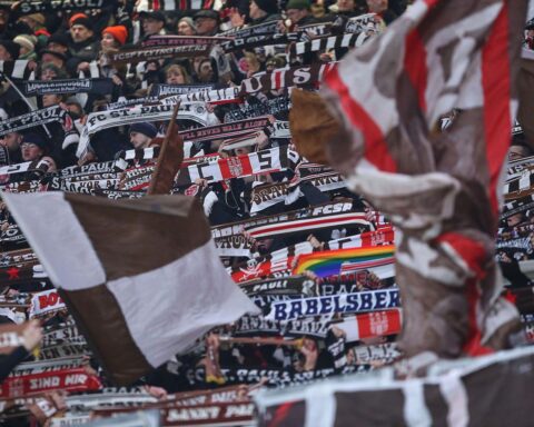 FC St. Pauli und HSV-Fans feiern friedlich im Stadion, Pyrotechnik wird abgebrannt.